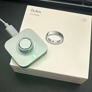Oura Ring 4 in Sleek Silver